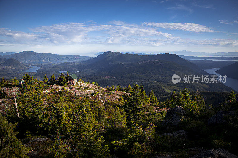 加拿大阳光海岸的Tin Hat Hut步道上的风景优美的山景。